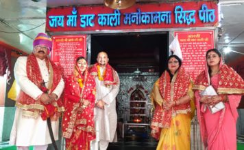 सतपाल महाराज के बेटे सुयश और राजकुमारी मोहिना ने डाट काली में पूजा अर्चना के बाद दरबार साहिब में माथा टेका
