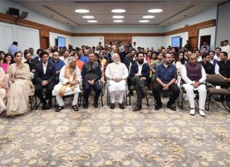 फिल्मी सितारों से मुलाकात के बाद पीएम मोदी ने शेयर किया वीडियो