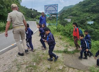 गुलदार प्रभावित क्षेत्र में स्कूल खुलने व बन्द होने पर पुलिस लगातार कर रही गश्त