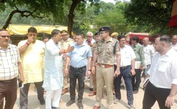 मुख्यमंत्री के कार्यक्रम को लेकर डीएम-एसपी ने किया रामगढ़ स्थित बाबा कीनाराम मठ का दौरा